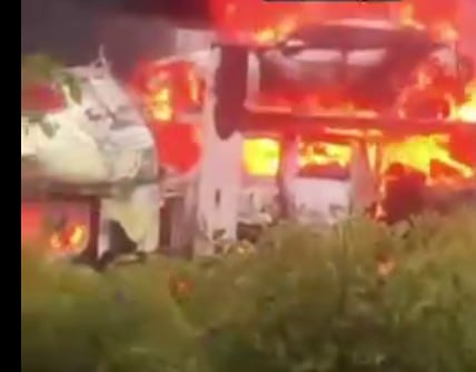 На трассе в в ЕАО в районе села Ключевое автобетономешалка врезалась в автовоз нагруженный легковушками . Автовоз загорелся.