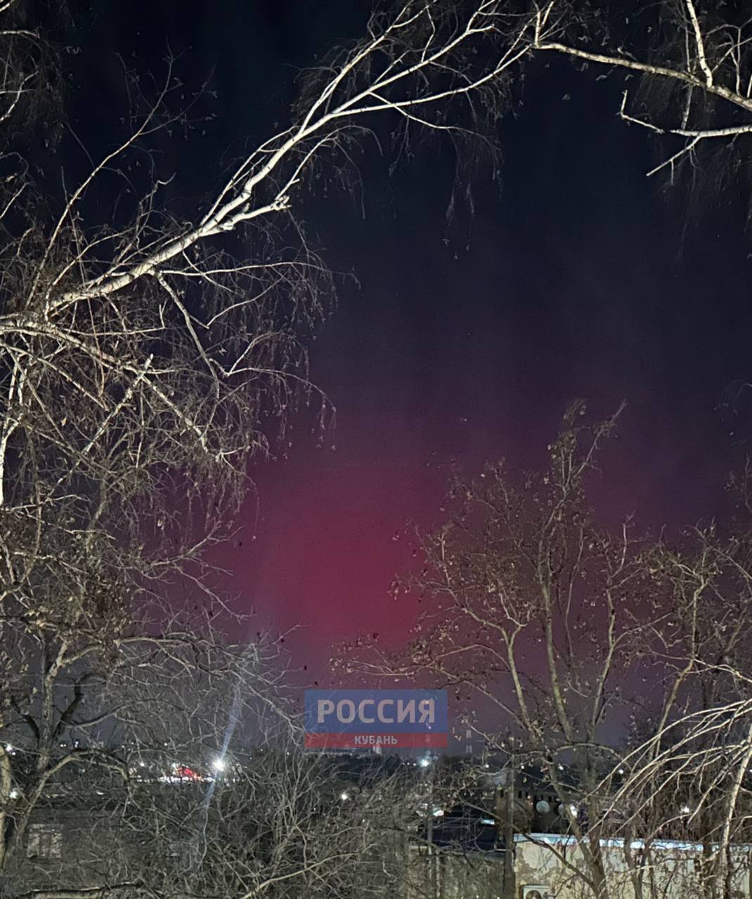 Полярное сияние озарило небо над Кубанью Этой ночью жители стали свидетелями редчайшего для южных широт явления Специалисты связывают его с мощной солнечной вспышкой которая произошла несколько дней назад После неё в космосе был выброшен огромный поток солнечной плазмы устремившийся к Земле со скоростью свыше 1000 км с Учёные предупреждают что в ближайшие дни метеозависимым людям стоит быть внимательнее к самочувствию из за сильной магнитной бури А вам удалось увидеть полярное сияние Делитесь кадрами в комментариях   Быть в курсе Мы в MAX