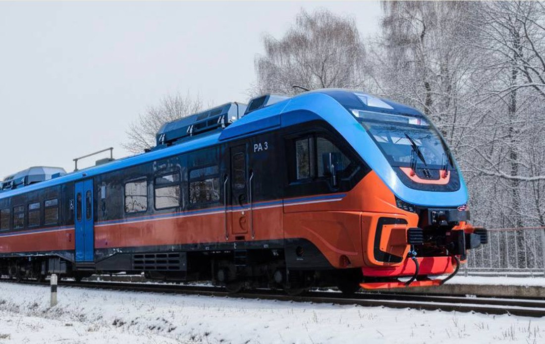 Из Калуги в Ферзиково запустили новый поезд Орлан На маршрут Калуга Ферзиково вышел современный поезд РА 3 Орлан Помощь в обновлении подвижного состава в регионе оказала Центральная пригородная пассажирская компания Губернатор Владислав Шапша рассказал что в сравнении с предыдущими моделями Орлан имеет повышенный уровень безопасности комфорта и экологичности В салонах Орланов установлены системы климат контроля мягкие сидения широкие багажные полки информационные табло Важно что такие поезда полностью приспособлены для маломобильных пассажиров отметил глава Калужской области Он также сообщил что в 2025 году пассажиропоток на железнодорожном транспорте в нашем регионе вырос на 6 и составил более 5 миллионов человек А потому вопрос транспортного обслуживания калужан Шапша назвал одним из приоритетных Уверен пассажиры оценят удобство новых поездов Продолжим эту работу и на других востребованных пригородных направлениях добавил губернатор