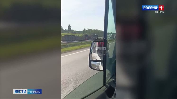 На трассе Пермь-Казань произошло массовое ДТП Массовое ДТП произошло на трассе Пермь-Казань. Видео с места аварии публикуют очевидцы. Судя по кадрам, произошло столкновение минимум двух большегрузов и легкового автомобиля. Есть погибшие. Обстоятельства ДТП устанавливаются.