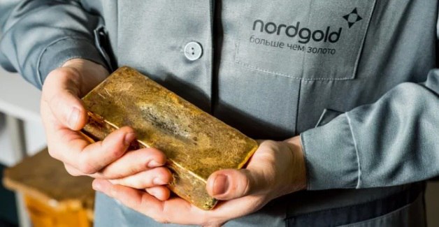 Якутия готовит кадровый лифт для горнодобывающей отрасли В Якутске компания Нордголд СВФУ и Министерство промышленности и геологии Республики Саха Якутия подписали соглашение о стратегическом сотрудничестве Документ закрепляет совместную работу по подготовке и трудоустройству специалистов для горнодобывающей отрасли региона и действует до конца 2027 года Церемония прошла в рамках II Дальневосточного Форума недропользования в присутствии руководителя Роснедра Олега Казанова Соглашение подписали руководитель представительства Нордголд Андрей Варламов проректор СВФУ Алексей Голиков и министр промышленности и геологии РС Я Максим Терещенко Это соглашение логичный шаг в развитии нашей социальной политики в республике Нам нужны современные высококвалифицированные инженеры и специалисты а СВФУ ведущая кузница кадров для региона отметил Андрей Варламов Программа сотрудничества включает ярмарки вакансий экскурсии на объекты компании мастер классы и лекции Студенты смогут проходить практику с последующим трудоустройством лучших выпускников Кроме того компания и вуз будут совместно разрабатывать образовательные программы и системы оценки компетенций