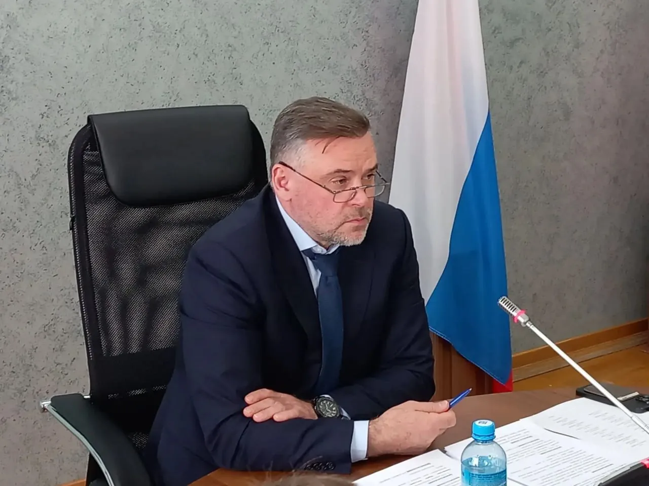 Вячеслав Евстигнеев Важно сохранить набранные темпы производства в сельском хозяйстве Челябинской области Председатель комитета по аграрной политике и природопользованию Вячеслав Евстигнеев об итогах работы комитета На заседании комитета по аграрной политике и природопользованию депутаты рассмотрели отчёт о работе Правительства Челябинской области по вопросам ведения комитета Подвели итоги исполнения в 2025 году двух государственных программ по обеспечению общественной безопасности и по развитию сельского хозяйства Заслушали оперативную информацию о подготовке к посевной кампании 2026 года Хотелось бы отметить что агропромышленный комплекс Челябинской области по итогам прошлого года показал отличные результаты Регион вошёл в первую тройку субъектов РФ по производству макарон муки крупы и куриных яиц Объём производства продукции АПК составил более 170 млрд рублей Был собран рекордный урожай зерна за последние 30 лет 2 4 млрд тонн Значительно выросли показатели по масличным культурам и сбору овощей Очень важно сохранить набранные темпы и обеспечить развитие отрасли В сфере экологической безопасности проводится масштабная работа по снижению выбросов загрязняющих веществ ликвидации несанкционированных свалок модернизации системы обращения с твёрдыми коммунальными отходами На высоком уровне организована работа Главного управления лесами Челябинской области Оперативность тушения лесных пожаров в первые сутки после обнаружения составила 100 что является одним из лучших показателей по стране В области защиты региона от чрезвычайных ситуаций и пожаров достигнуты достойные показатели благодаря планомерной работе Министерства общественной безопасности Обеспечена работа службы 112 и Центра обработки вызовов Безопасный регион в оперативном управлении которого находится система видеонаблюдения Челябинской области Учреждение в 2025 году стало лауреатом Всероссийского конкурса цифрового развития регионов Проведена работа по усилению материально технической базы Поисково спасательной службы областной противопожарной службы и других подведомственных учреждений В целом комитет отметил позитивные итоги работы ведомств в 2025 году прокомментировал Вячеслав Евстигнеев Подпишитесь Максимально о законах