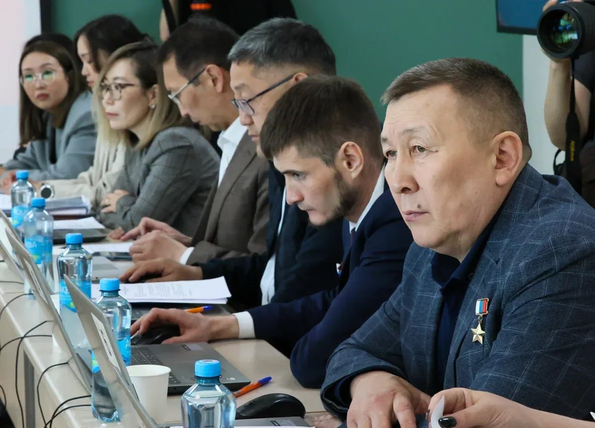 25 якутян стали первыми слушателями программы «Якутия — Земля героев» Конкурсный отбор на участие в кадровой программе «Якутия — Земля героев» завершился в Якутии. В ее рамках 25 участников специальной военной операции получат возможность пройти очное обучение. Проект направлен на создание новой культуры государственного управления с активным вовлечением защитников Отечества. Подробнее читайте по ссылке Фото: Саргын Скрябни / ЯСИА