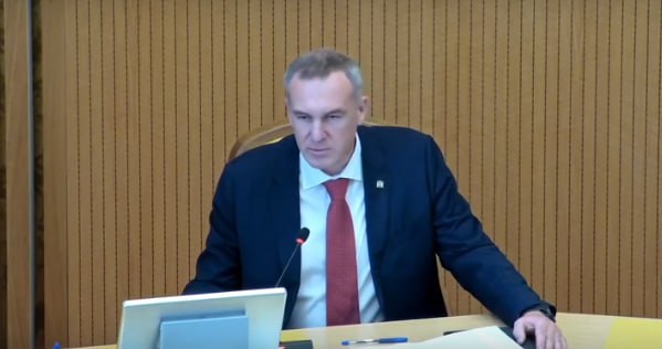 Губернатор ХМАО Кухарук пресек инсинуации противников первого омбудсмена по КМНС. Он поддержал нового уполномоченного и заявил, что глава региона поставил тому задачу нести миссию по защите прав и интересов этой категории жителей. «Я хочу, чтобы вы слышали, знали мою позицию. Этот человек, невзирая на свой жизненный путь, путь такой общественной нагрузки, должен объединить всех представителей этой категории», — заявил Кухарук. Он предложил собрать всех кандидатов и лоббировавших их общественников и обсудить все вопросы, которые лягут в основу дальнейшей деятельности уполномоченного.  В сети распространились обвинения в кулуарности избрания Алферовой на новую должность омбудсмена по КМНС. Авторов жалобы возмутило, что та уже занимает пост президента «Спасения Югры» и директора музея «Торум Маа». Источники «Погон» полагают, что посев от «возмущенных аборигенов» вызван искусственно и связан с одной из коренных общин, директор который фактически не проживает в ней, а давно переехал в Сургут. «Он не является субъектом права территорий традиционного природопользования регионального значения в Югре, и не состоит в реестре», — замечает инсайдер.  Главный политический канал Урала    Дума ХМАО