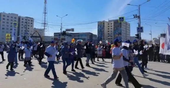 Май в Якутске субботники Осуохай и парад Победы Вопросы подготовки города к майским праздникам обсудили на расширенном совещании с участием всех вовлеченных структурных подразделений Окружной администрации и руководителей приглашенных общественных организаций  1 мая на площади Дружбы народов пройдёт чествование трудовых династий и передовиков под названием Трудовая слава Якутии Об этом сообщила председатель Федерации профсоюзов РС Я Валентина Кириллина В этом году первомайский праздник также как и 2025 году пройдет в формате чествования людей труда на пл Дружбы народов Также запланированы уличная торговля концерт и праздничный Осуохай Мероприятия охватят не только город но и пригороды Подробнее в МАХ