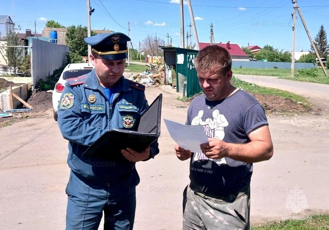 Жители Богородицка и Куркино узнали о правилах безопасности прямо на улицах города В связи с наступлением теплого периода сотрудники МЧС России вышли на улицы городов и районов Тульской области, чтобы благодаря профилактическим беседам посвятить граждан в тему безопасности. Богородчане и куряне узнали о требованиях пожарной безопасности при использовании открытого огня и разведении костров, о причинах возгораний и действиях при возникновении пожара. Инспекторы государственного пожарного надзора рассказали жителям о пользе первичного средства пожаротушения – огнетушителе и о автономном дымовом пожарном извещателе. МЧС России разъясняет: - на 5 метров оставь мангал и жаровню от любых строений на приусадебном участке; - в радиусе 2 метров вокруг емкости очисти зону от сухой травы и других горючих материалов. Пользуешься открытым огнем – держи рядом ведро с водой или песком и телефон. В случае пожара сможешь потушить и вызвать МЧС России по номеру 112 или 101. МЧС Тульской области подписаться