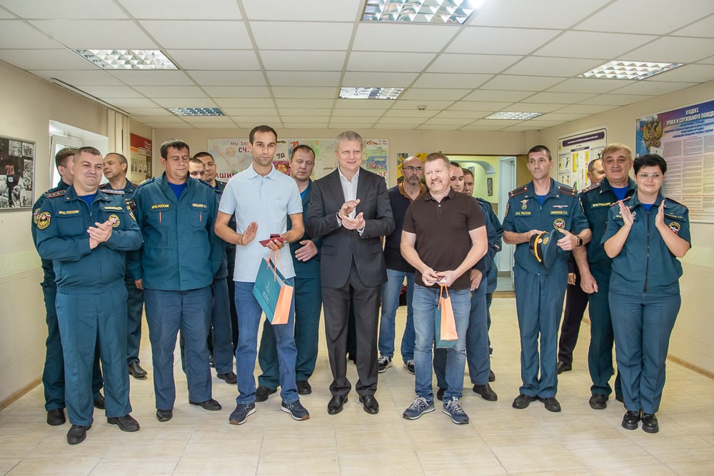 Четверых жителей Одинцовского округа наградили медалями «За спасение на пожаре». Они спасли из горящего дома женщину и троих детей.   15 ноября 2024 года произошёл пожар в доме СНТ «Горицвет» рядом с Назарьево. Жители вызвали экстренные службы, но огонь быстро распространялся — тогда четверо мужчин по приставной лестнице поднялись на третий этаж дома, помогли выбраться троим детям и молодой женщине и передали их врачам. Затем продолжили помогать пожарным.   Медали Андрею Фатееву, Сергею Сидоркину, Аминджону Нозимову и Бахтиёру Галатиеву вручил глава Одинцовского округа Андрей Иванов.   «Спасибо вам за этот подвиг, за смелые, решительные действия, которые помогли спасти целую семью. Это заслуженная награда. Дорогие друзья, ваши действия вдохновляют, заслуживают уважения и вызывают гордость у всех нас», — сказал Иванов на церемонии награждения, прошедшей с участием коллектива 7-го пожарно-спасательного отряда