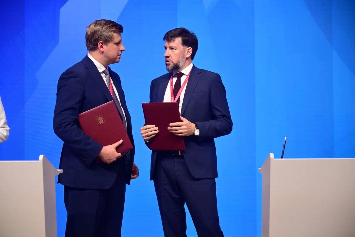 Информационная безопасность в промышленных масштабах: новое соглашение на ПМЭФ подписали министр Правительства Москвы, руководитель Департамента инвестиционной и промышленной политики Москвы Анатолий Гарбузов и генеральный директор ГК «Солар» Игорь Ляпунов. Благодаря ему промышленные предприятия столицы узнают больше об отечественном ПО, посетят специализированные мероприятия и смогут апробировать комплексные решения в сферах информационной безопасности. Это поможет промышленникам обеспечить надежную защиту корпоративных ресурсов, технологических процессов, конфиденциальных данных и персональной информации от киберугроз. #МоспромНаПМЭФ