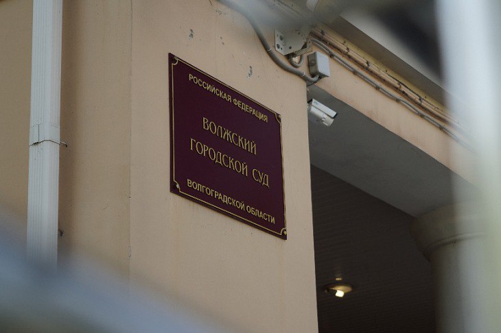 В Волгоградской области перед судом предстанет 42-летняя жительница Волжского, которая обвиняется в истязании своей новорожденной дочери и ненадлежащем исполнении родительских обязанностей. Как сообщили V102.RU в прокуратуре региона, нерадивой матери грозит до 7 лет лишения свободы.  По материалам дела, женщина в феврале-марте 2024 года злоупотребляла спиртным и совершенно перестала ухаживать за новорожденной дочерью. Супруг женщины в это время находился на заработках в другом городе. Утром 23 марта волжанку нашли полицейские в неадекватном состоянии на улице. По месту жительства женщины среди кучи грязных вещей и мусора прокуроры и медики нашли младенца.   - В реанимационное отделение детской городской больницы девочку доставили в угрожающем для жизни состоянии. Спасти жизнь ребенка удалось благодаря своевременно оказанной медицинской помощи. Вину в содеянном обвиняемая полностью признала, - сообщили в прокуратуре.