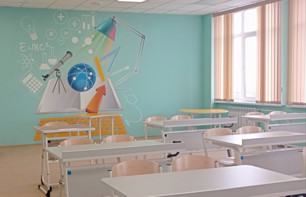 В Рязанской области в этом году провели комплексную модернизацию девяти школ  На заседании правительства Рязанской области губернатор Павел Малков поднял тему контроля за ходом капитального ремонта школ, который осуществляется в регионе по его поручению. Также глава региона заслушал руководителя министерства образования по вопросам подготовки учреждений к новому учебному году.  Говоря о подготовке школ к новому учебному году, губернатор Павел Малков отметил: «По всем учреждениям работа ведется в плановом режиме, отставания и рисков нет. Она будет завершена в срок, и 1 сентября все учебные заведения откроют двери для учеников, – сказал Павел Малков. – В этом году произошли большие изменения благодаря федеральной поддержке и реализации национального проекта «Молодежь и дети». Провели комплексную модернизацию девяти школ. Это полный ремонт внутри и снаружи, переформатирование образовательного пространства, новое оборудование и учебники. По сути, ученики придут совершенно в новые учреждения. Также ведется пл...