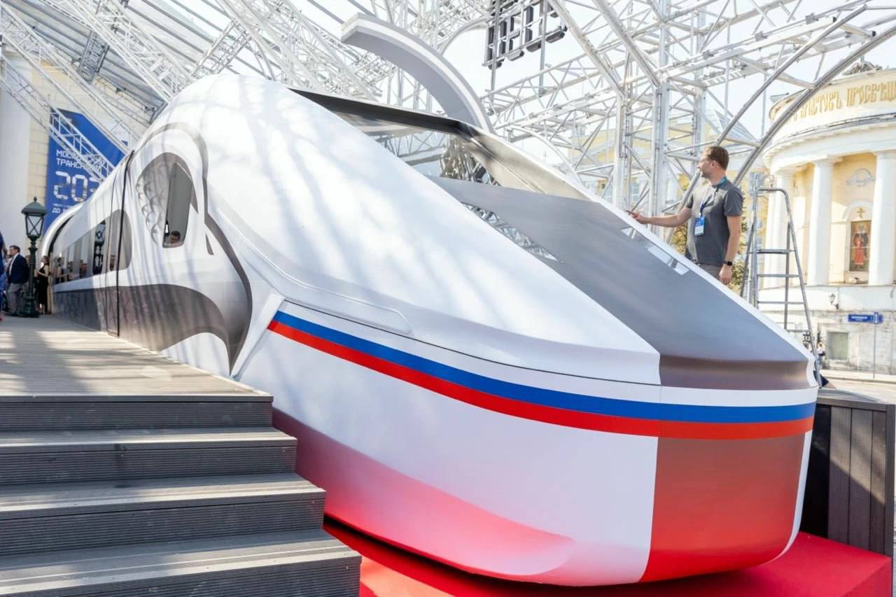 Полномасштабное строительство ВСМ Москва Санкт Петербург планируется в 2026 году Полномасштабные строительные работы на всем протяжении высокоскоростной магистрали ВСМ Москва Санкт Петербург планируется развернуть в 2026 г Об этом в интервью ТАСС сообщил министр транспорта РФ Андрей Никитин В 2026 г запланирован разворот полномасштабных строительных работ на всем протяжении трассы ВСМ Москва Санкт Петербург отметил Никитин Он добавил что основные усилия направят на завершение работ ведущихся на пилотном участке от Зеленограда до Твери где будет проводиться тестирование нового высокоскоростного подвижного состава отечественного производства Напомним что строительство ВСМ Москва Санкт Петербург началось в сентябре 2025 г Высокоскоростная железнодорожная магистраль протяженностью 679 км пройдет по территориям Москвы Петербурга Ленинградской Новгородской Тверской и Московской областей В ходе строительства предусмотрено девять этапов Согласно распоряжению правительства проектирование и строительство высокоскоростной магистрали Москва Санкт Петербург запланировано на 2024 2028 гг а ввод в эксплуатацию на 2028 г пресс служба РЖД Telegram Max