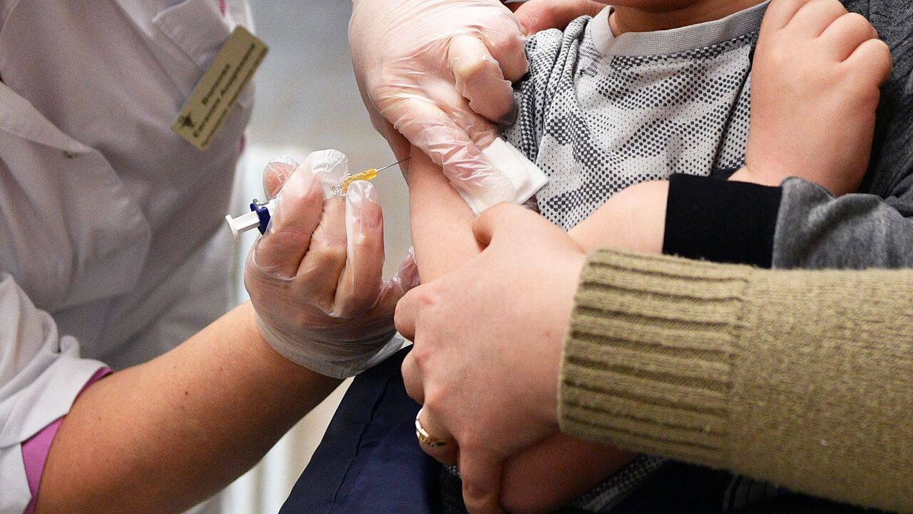 Минздрав Приморья: Завозные случаи заболеваемости корью начали выявлять в крае Справочно. Корь – это высокозаразное острое вирусное заболевание, передающееся воздушно-капельным путем и вызываемое вирусом кори. Характеризуется высокой температурой до 40,5 °C , Оно характеризуется лихорадкой, катаральными симптомами насморк, кашель, конъюнктивит и характерной сыпью. Корь может вызывать серьезные осложнения, особенно у детей младшего возраста и людей с ослабленным иммунитетом, и может привести к летальному исходу. В Приморском крае фиксируются единичные завозные случаи кори. В целом рост заболеваемости корью отмечают в регионах России в период отпусков и миграции населения. Минздрав Приморья рекомендует пройти вакцинацию гражданам, не имеющим прививки от кори и находившимся в контакте с заболевшими. Сделать это можно в поликлинике по месту жительства. «Самое важное – успеть в первые 72 часа пройти вакцинацию тем, кто не привит. Это существенно помогает избежать негативных последствий. Поэтому, если даже выявляются случаи подозрения на возникновение очага кори, сотрудники наших поликлиник осуществляют, в том числе, и поквартирный обход – предлагают жителям вакцинироваться. Такие мероприятия проводятся с учётом всех действующих санитарных правил и методических рекомендаций Роспотребнадзора», – сообщили в министерстве здравоохранения Приморского края.