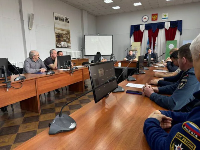 В режиме повышенной готовности В администрации района состоялось очередное заседание комиссии по чрезвычайным ситуациям под руководством и о главы района Бориса Полуэктова Темой обсуждения стали вопросы готовности к безопасному пропуску весеннего половодья и пожароопасному сезону в Олекминском районе В работе совещания приняли участие представители пожарной охраны лесничества роспотребнадзора главы городского и сельских поселений и другие заинтересованные лица gazetaolekma ulusmedia