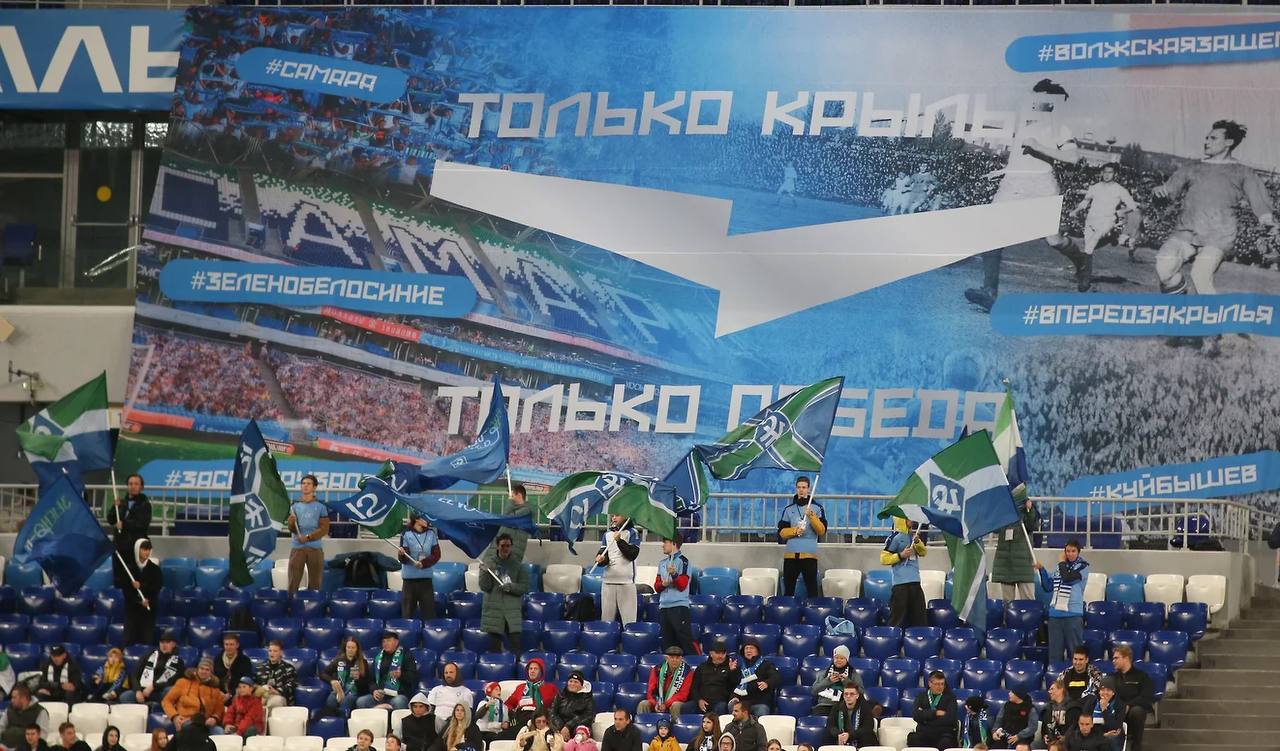 Крылья Советов могут погасить долг перед РТ Капитал в феврале 2026 года Футбольный клуб Крылья Советов планирует полностью погасить долг перед РТ Капитал до февраля следующего года Об этом заявил председатель совета директоров клуба врио замгубернатлра Самарской области Дмитрий Яковлев По словам господина Яковлева основной способ погашения задолженности продажа Дома промышленности Клуб уже получил часть средств от этой операции и направил 67 млн руб на выплату долга В ближайшее время планируется погасить 550 млн руб а оставшуюся часть до февраля 2026 года Господин Яковлев подчеркнул что для погашения долга используются исключительно собственные средства клуба без привлечения бюджетного финансирования Долг РТ Капитал это наша проблема которую мы решаем констатировал Дмитрий Яковлев отметив что клуб прошел через судебное разбирательство для исправления ситуации О долге Крыльев Советов перед РТ Капитал стало известно в январе 2025 года Изначально компания сообщила о том что клуб не вернул 897 млн руб сумма помощи оказанной ранее команде причем срок выплаты долга истек еще в 2016 году В связи с этим ООО РТ Капитал обратилось с иском в суд Позже сумма требований увеличилась до 923 млн руб В июле Арбитражный суд Москвы удовлетворил иск ООО РТ Капитал Крылья Советов обжаловали это решение но оно было оставлено в силе В текущем сезоне Российской премьер лиги РПЛ Крылья Советов занимают 12 е место в турнирной таблице чемпионата России набрав 17 очков в 18 матчах kommersant volga