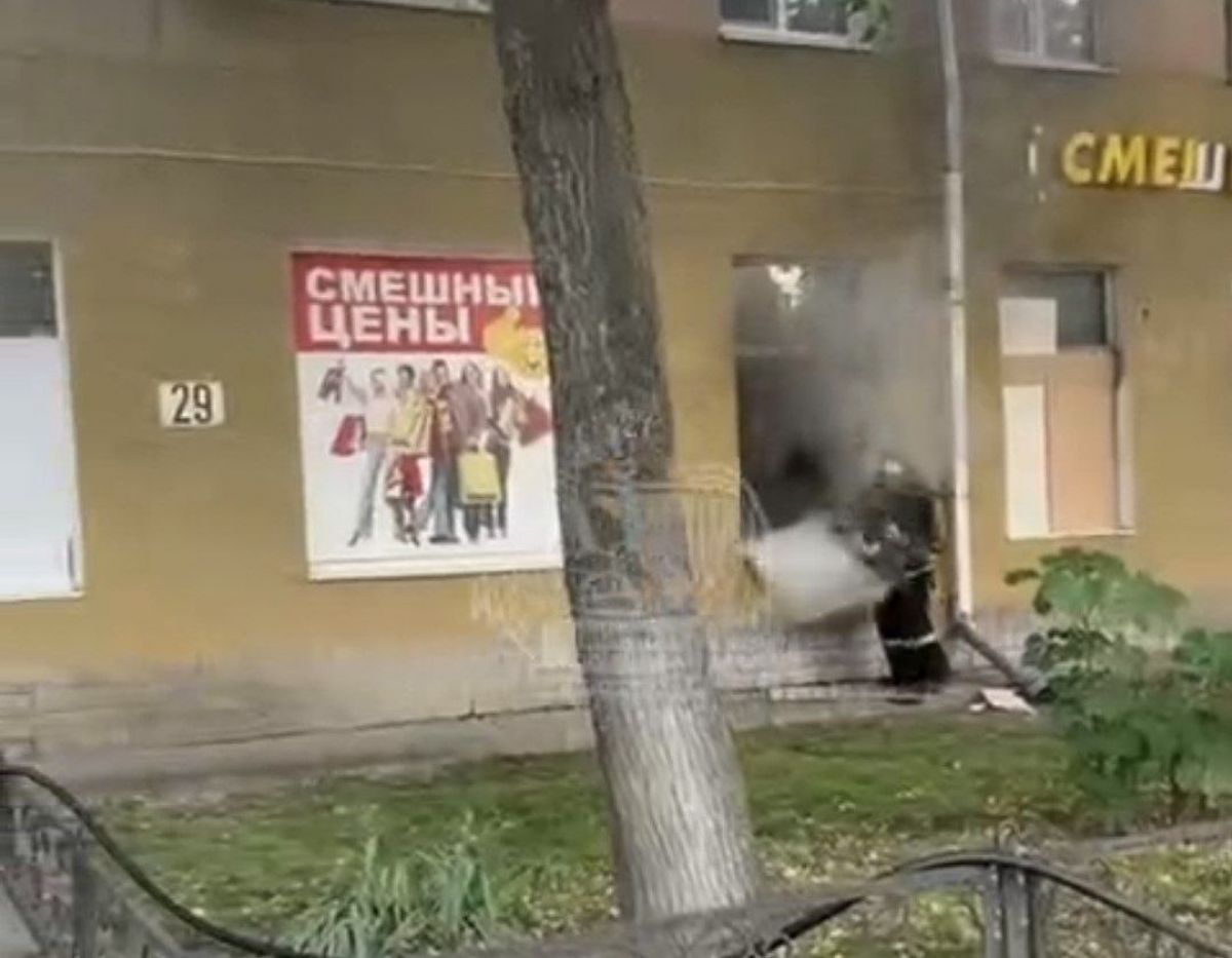 Воронежские пожарные потушили пламя в магазине "Смешные цены" в центре города     На месте происшествия трудились 16 сотрудников и было задействовано четыре единицы техники. В результате происшествия огонь повредил товар и подвесной потолок на площади 15 квадратных метров. К счастью, никто не пострадал. Пожар был ликвидирован в 19:46.  ↗  Прислать новость   Подписаться