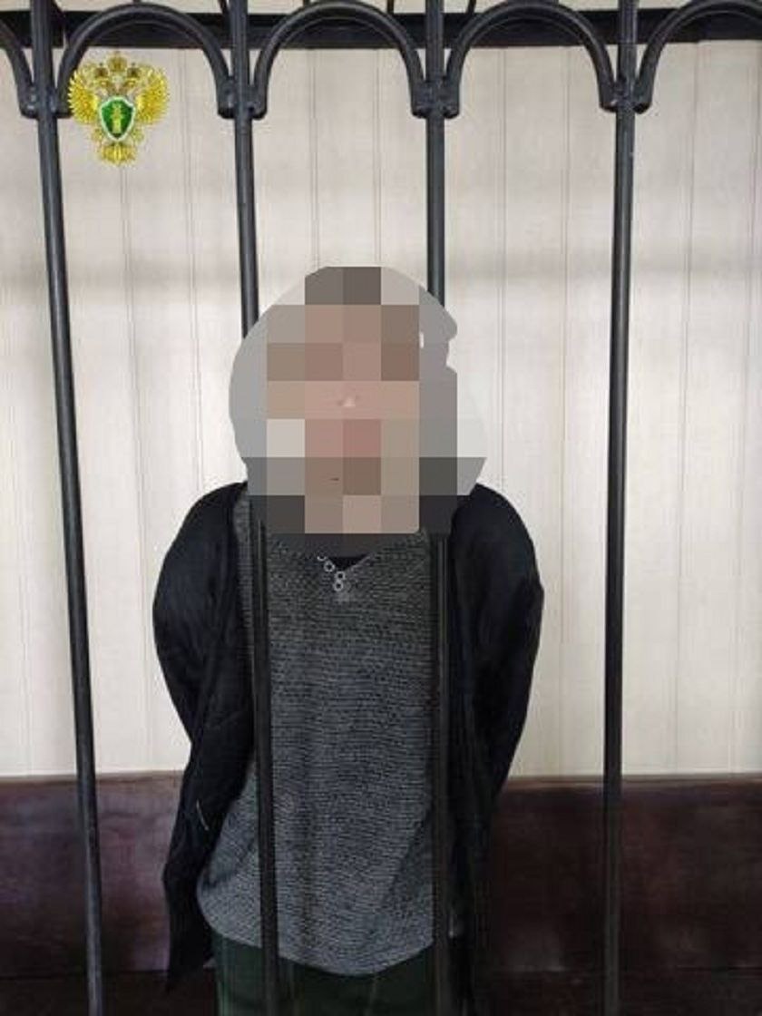 #наркотики #приговор В Кирове осужден 17-летний соучастник преступной группы за незаконный оборот наркотических средств    17-летний кировчанин осужден по ч. 3 ст. 30, ч. 3 и 4 ст. 228.1 УК РФ   #Несовершеннолетний соучастник преступной группы, действуя в период с января по февраль 2025 года в рамках преступного сговора, занимался сбытом наркотических средств синтетического происхождения на территории города Кирова.    Распространение происходило дистанционным способом с использованием сети #Интернет.    В момент пресечения его преступной деятельности из 26 «тайников-закладок» изъято более 30 гр наркотического средства, приготовленного к сбыту.    Суд согласился с мнением государственного обвинителя и назначил подсудимому #наказание в виде 3 лет 6 месяцев лишения свободы с отбыванием в воспитательной колонии, куда он проследует под конвоем.    Уголовное преследование иных соучастников продолжается.   #закладки #Киров