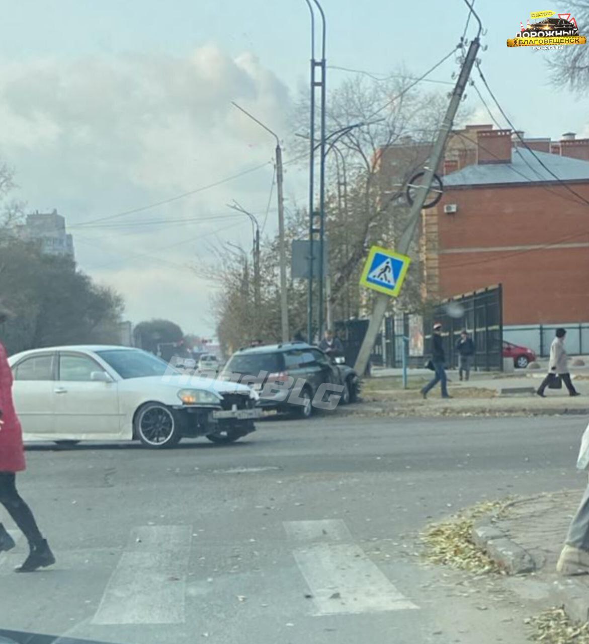 Благовещенске автомобиль повредил электроопору Авария случилась 27 октября в районе Октябрьской Шевченко Кадры опубликовали в соцсетях Машина врезалась в опору и наклонила ее Из за этого поврежденным оказался кабель На перекрестке в результате аварийного отключения временно не работает светофор Как рассказали в ГСТК восстановлением опоры займется АКС также предстоит восстановить работу светофора Бригады ГСТК и АКС работают на месте происшествия Порт Амур уточняет информацию об автоаварии в отделе Госавтоинспекции по Благовещенску и Благовещенскому округу