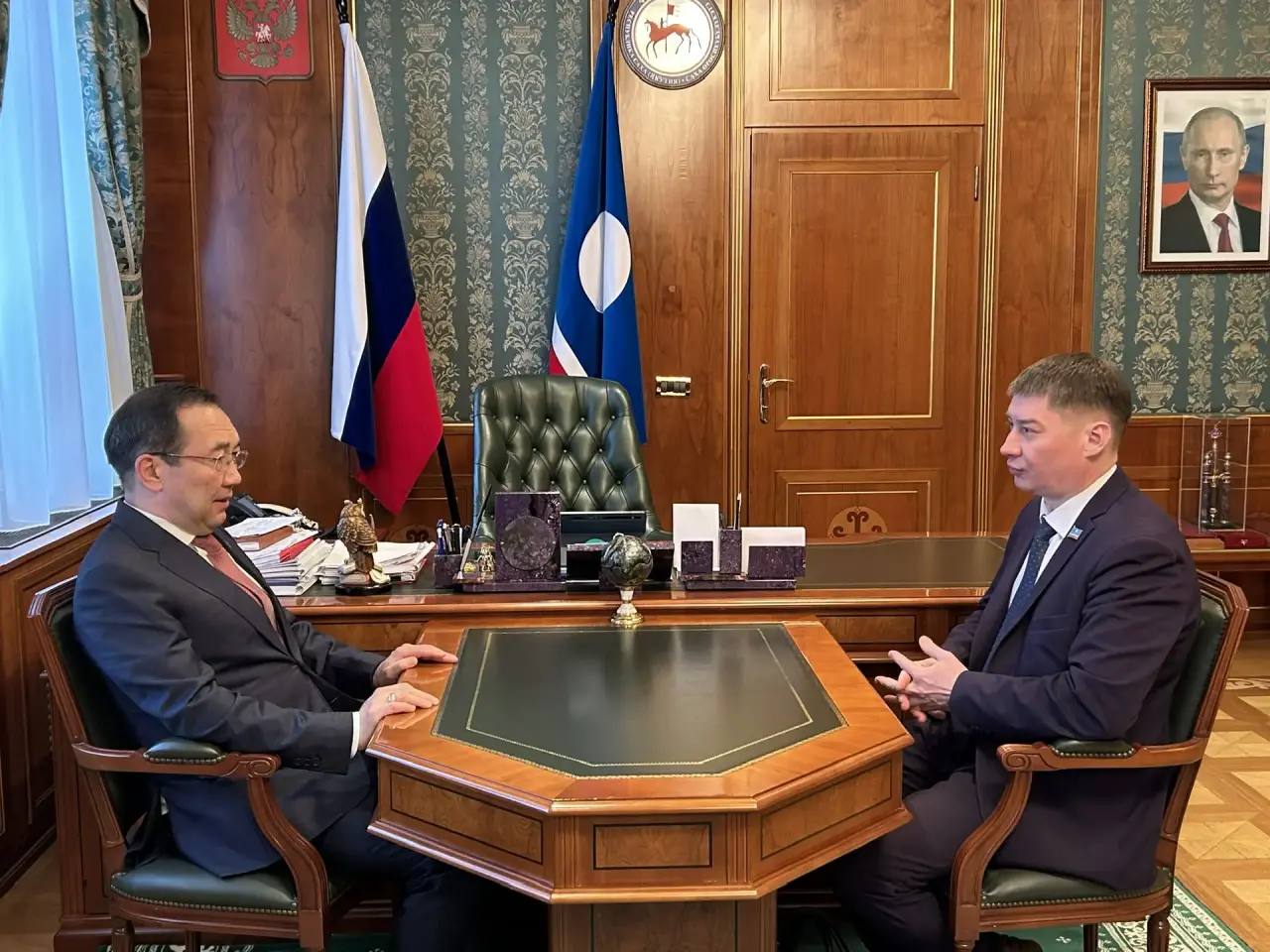 Провёл рабочую встречу с министром имущественных и земельных отношений Республики Саха Якутия Павлом Багынановым По итогам 2025 года по программе Дальневосточный гектар предоставлено 5 789 земельных участков Это позволило Якутии выйти в лидеры среди субъектов Дальневосточного федерального округа на нашу республику пришлось 37 всех выданных в ДФО гектаров Отмечу положительную динамику в предоставлении земли многодетным семьям участникам специальной военной операции и их семьям а также рост числа единовременных денежных выплат вместо участка Отдельно обсудили проект по созданию цифрового двойника республики единой цифровой модели территории объединяющей актуальные данные о земельных участках кадастре инфраструктуре и развитии населённых пунктов Такой инструмент позволяет быстрее проводить комплексные кадастровые работы оперативнее обновлять карты и повышать точность решений при планировании от предоставления земельных участков жителям до развития инженерных сетей дорог строительства новых социальных объектов и целых кварталов Необходимо продолжать внедрение цифровых решений в сфере земельных и имущественных отношений Цифровой двойник позволит навести порядок в данных сократить бюрократические процедуры и главное сделать государственные услуги прозрачными и доступными для жителей республики  Подписывайтесь на мой канал в MAX