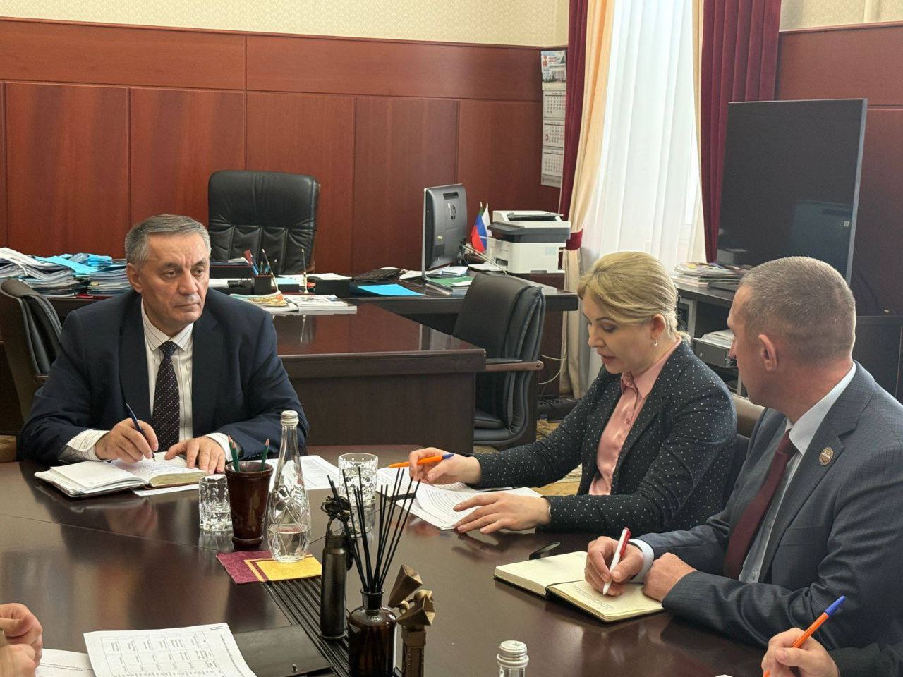 С начала года 337 участников СВО из Дагестана были обеспечены бесплатными путевками на санаторно курортное лечение и реабилитацию До конца года возможностью пройти лечение и реабилитацию смогут воспользоваться еще около 250 военнослужащих из Дагестана Об этом стало известно в ходе рабочего совещания под руководством вице премьера региона Абдурахмана Махмудова Как было отмечено предоставлением путевок занимается Отделение Социального фонда по Дагестану Участники СВО из республики направляются в лечебные центры в Хакасии Краснодарском крае Астраханской Московской Кемеровской Саратовской Волгоградской Тюменской Владимировской Кировской и Томской областях Государство полностью покрывает расходы на проезд к месту лечения и обратно а также на проживание и питание Для подачи заявления в любую клиентскую службу Соцфонда потребуются паспорт справка участника СВО выписка из приказа об увольнении и справка из поликлиники