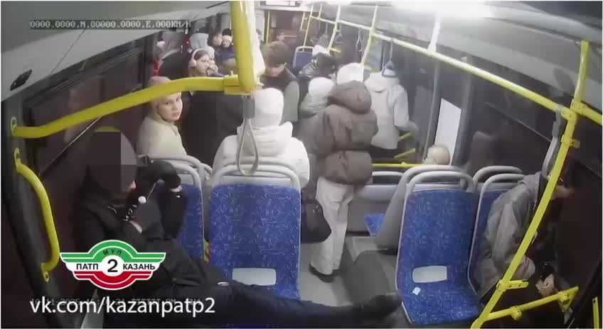 Пассажир в Казани облил кондуктора алкоголем после конфликта в автобусе