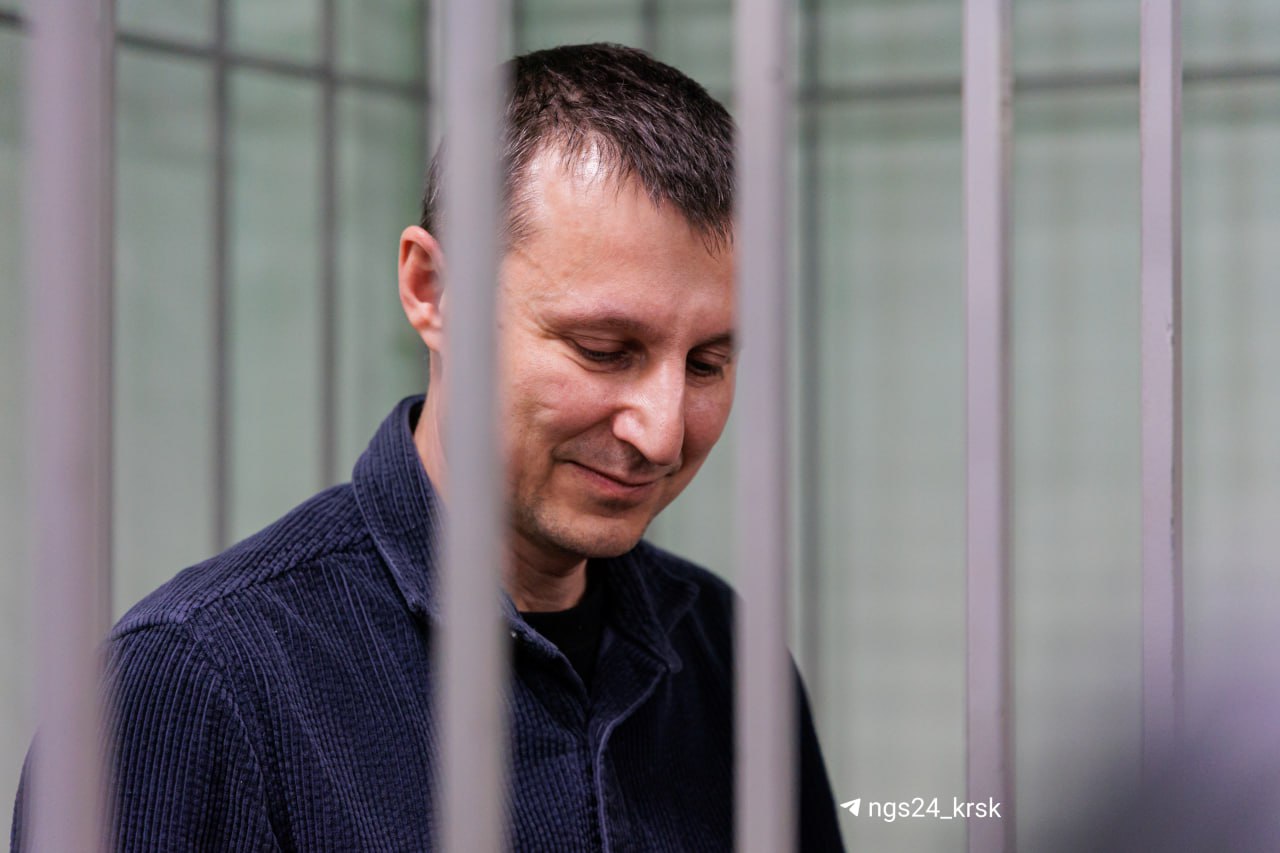 Приговор красноярскому экс-депутату Александру Глискову оставили без изменения Об этом сообщает объединенная пресс-служба судов. Сам экс-чиновник с приговором не согласен: Не виновен, вину не признаю, отношения к этим махинаторам Юсубову и прочим не имею. Готов отправиться на СВО в любом случае, — заявил Глисков. Приговор — 10 лет колонии строгого режима и штраф 10 миллионов рублей — вступил в законную силу.