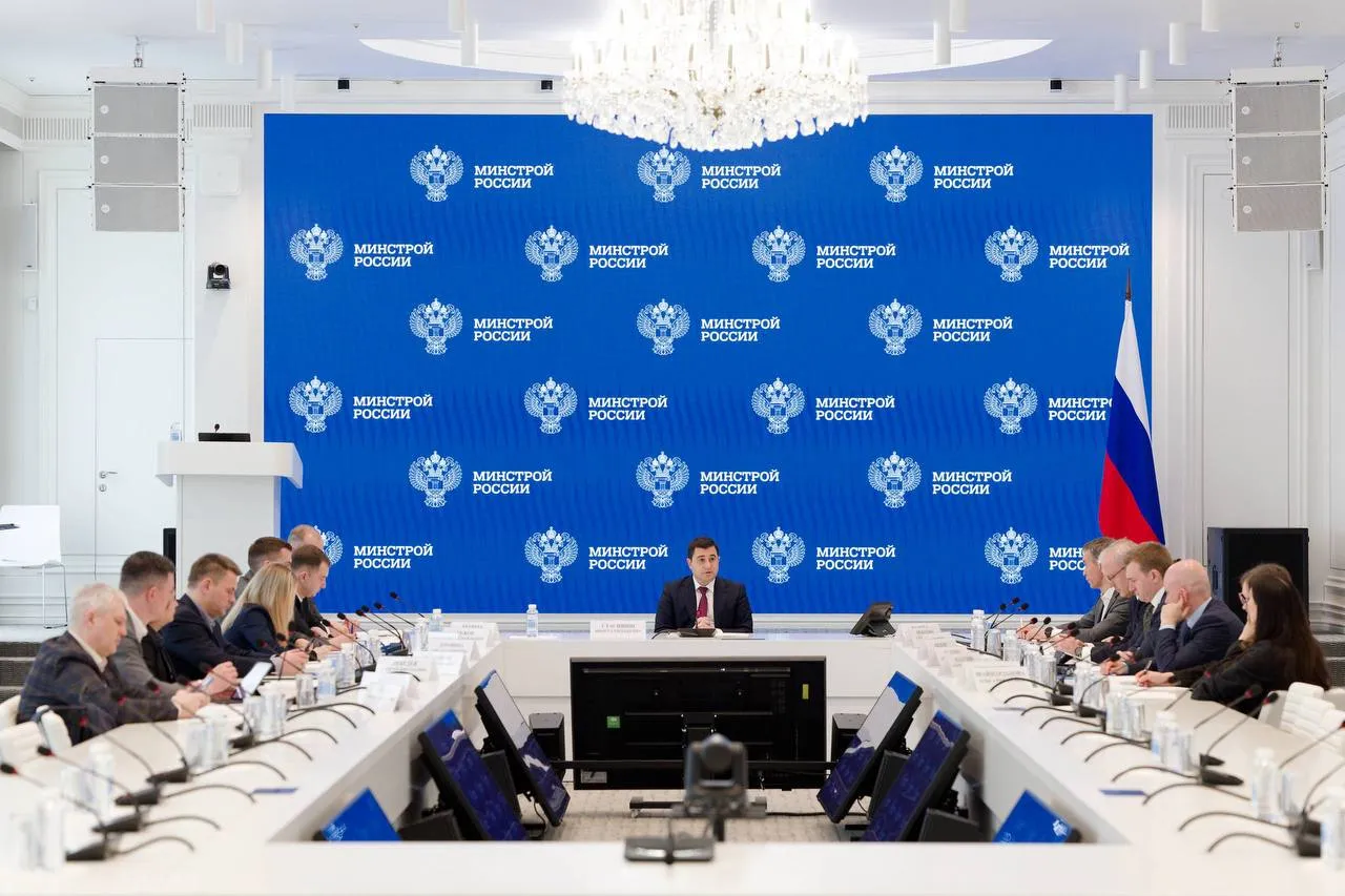 Минстрой России и финансовые организации продолжают делать частное домостроение безопаснее и доступнее для граждан Сегодня под председательством замминистра Никиты Стасишина состоялось совещание по вопросам ипотечного кредитования и банковского регулирования в сегменте ИЖС Напоминаем что с 1 марта 2025 го на рынке частных домов стало возможным строительство по договору подряда с использованием счетов эскроу Важно отметить что это не является обязательным для рыночных программ без господдержки За первый год действия механизма было построено более 11 9 тыс домов в процессе строительства сейчас еще порядка 15 тыс При этом 99 3 договоров заключены с привлечением ипотечного кредитования Замглавы Минстроя России Никита Стасишин отметил что Банк России регулирует выдачу ипотечных кредитов в сегменте ИЖС с помощью макропруденциального регулирования Поэтому смягчение регулирования в части строительства ИЖС с эскроу будет способствовать его развитию и доступности Также отметим что всего за 3 месяца 2026 го выдано 22 5 тыс кредитов на ИЖС 118 4 к аналогичному периоду прошлого года на 114 7 млрд рублей