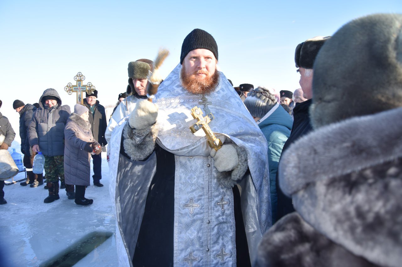 В связи с погодными  условиями в текущем году на водоёмах Казанского района сформировался тонкий лёд, поэтому мероприятия, посвящённые христианскому празднику Крещения Господня  пройдут на территории храма. Здесь состоится обряд освещения воды.  Праздничный молебен и водосвятие пройдут 18 января в Дубынке, 19 января в Ильинке и Казанском. Начало в 9 часов.   Светлана Суровцева Фото Надежды Доготарь