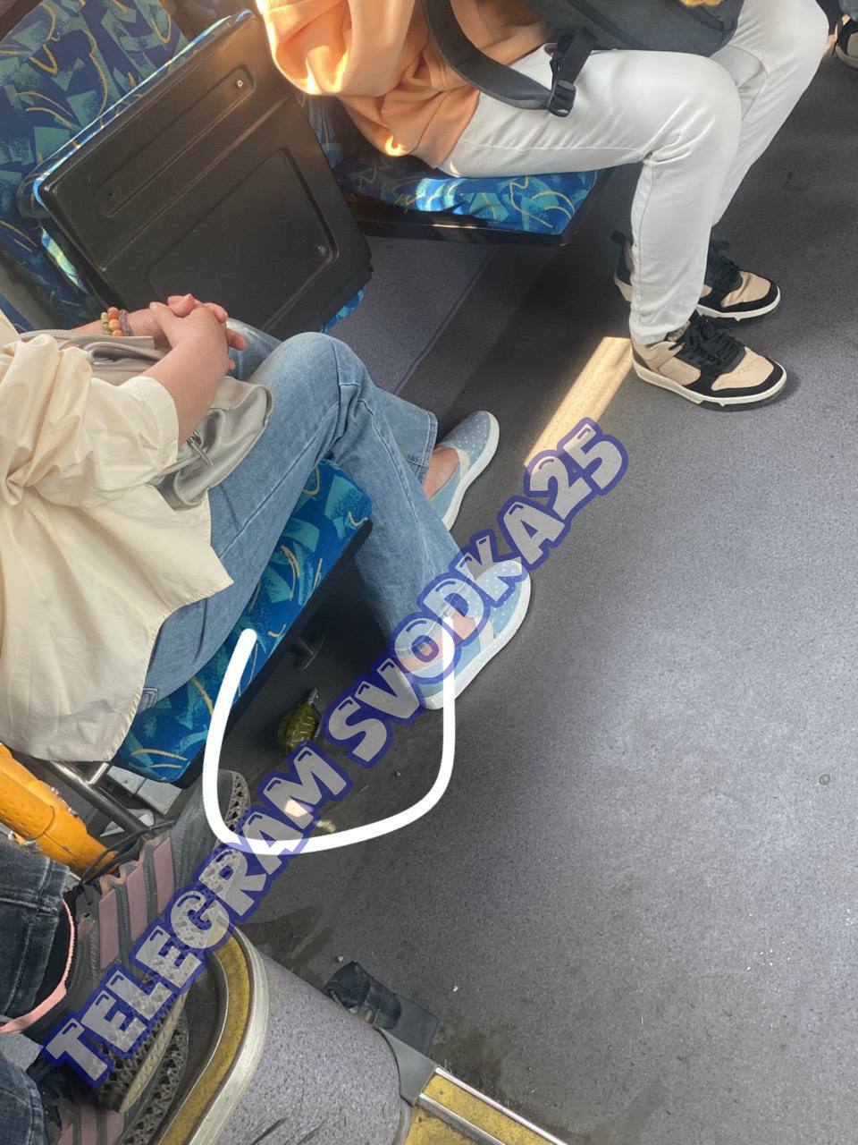 Во Владивостоке только что в автобусе №23 обнаружили предмет, по внешним признакам схожий с гранатой Нам пишут, что на маршруте №23, что едет с Семеновской до Автовокзала, под одним из сидений обнаружили гранату. Предмет лежит прямо под ногами у людей, но никто его не замечает. Водителю информацию передали. Он сказал «спасибо» и поехал дальше. Админу