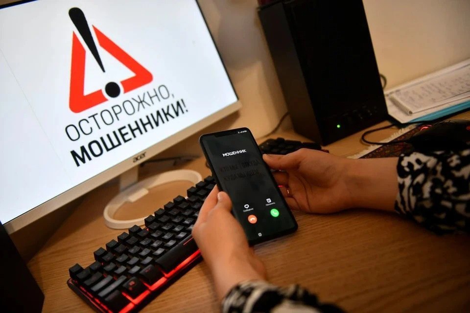 Мошенники придумали новую схему обмана ко Дню России Аферисты стали похищать Telegram-аккаунты под предлогом участия в розыгрыше, за победу в котором якобы можно получить миллион рублей от государства, предупреждает Роскачество. Сперва мошенники распространяют рекламу в соцсетях, предлагая россиянам принять участие в "розыгрыше призов". Если жертва соглашается – спрашивают у нее контакты. А затем якобы для подтверждения личности просят называть код из СМС или мессенджера. Главная цель подобных мошеннических схем — получение доступа к аккаунтам пользователей Telegram. Ввод кода дает злоумышленникам полный контроль над аккаунтом, позволяя им рассылать спам, распространять вредоносное ПО и даже обманывать друзей и знакомых жертвы, — объяснил Сергей Кузьменко, руководитель Центра цифровой экспертизы Роскачества. Чтобы обезопасить себя включите двухфакторную аутентификацию в настройках Telegram: это усложнит взлом вашего аккаунта.