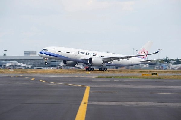 China Airlines заказала у Boeing и Airbus самолеты на $11,9 млрд  Тайваньская авиакомпания China Airlines заказала 24 самолета у Boeing и Airbus общей каталожной стоимостью $11,9 млрд. Об этом сообщает "интерфакс" со ссылкой на заявление компании.  Как отмечается, China Airlines разместила заказ на 10 широкофюзеляжных самолетов Airbus A350-1000 и на 10 лайнеров Boeing 777-9, а также на четыре грузовых Boeing 777-8.  Сейчас China Airlines использует самолеты Airbus A350 и Boeing 777 более ранних моделей. Авиапарк компании насчитывает более 80 самолетов.  aviaru.net/n278887