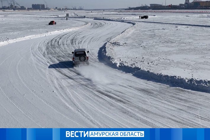 Последние приготовления к ЗимФесту идут на Амуре  До российско-китайского фестиваля зимних видов спорта остаются считаные дни. Уже в субботу на лёд пограничной реки выйдут хоккеисты, там же будут входить в крутые виражи автогонщики двух стран. Подробнее о последних этапах подготовки смотрите в сюжете на сайте ГТРК "Амур".    Перейти на сайт