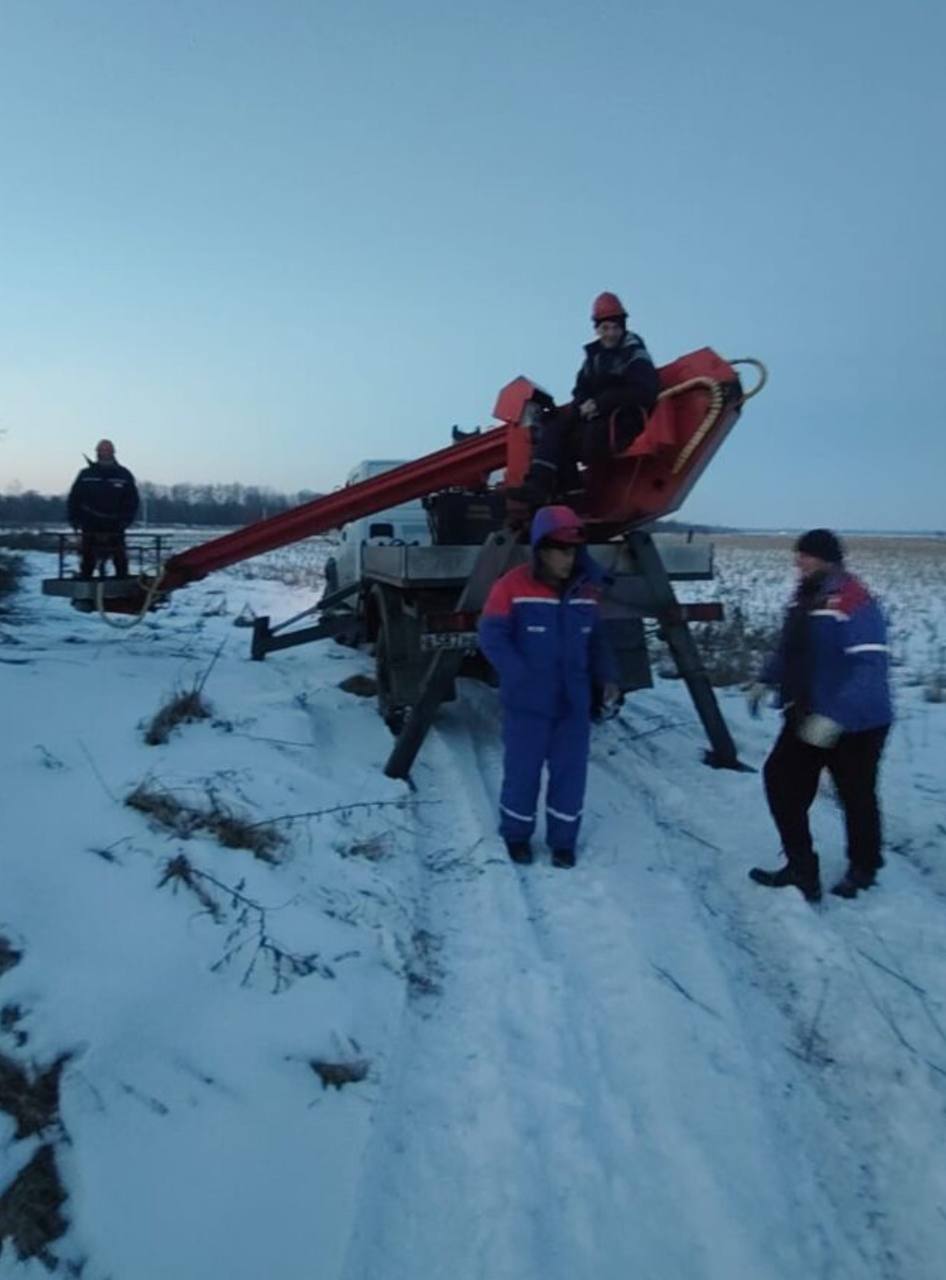 В воскресенье в Кировском районе Северной Осетии по вине стороннего лица, выполнявшего несанкционированную вырубку деревьев вблизи охранной зоны энергообъекта, повреждены две опоры линии электропередачи  ЛЭП  10 кВ, оборваны провода.  Инцидент спровоцировал нарушение электроснабжения потребителей селения Ставд-Дурта.  К восстановительным работам незамедлительно приступили специалисты Кировских районных электрических сетей филиала «Россети Северный Кавказ» — «Севкавказэнерго». В работах участвуют 7 энергетиков с привлечением необходимой спецтехники.  Специалисты прилагают все усилия для того, чтобы максимально оперативно восстановить подачу электроэнергии потребителям.  «Россети Северный Кавказ» в очередной раз обращают внимание на необходимость строгого соблюдения правил поведения вблизи энергообъектов. От этого зависит как жизнь и здоровье самих нарушителей, так и электроснабжение жителей целых населённых пунктов.  В компании действует «горячая линия» – операторы Контакт-центра в круглосуточном режиме готовы предоставить информацию о ситуации с перебоями в подаче электроэнергии и перепадами напряжения в сети. Задать свой вопрос можно, позвонив по телефону 8-800-220-0-220 или короткий номер 220  звонок бесплатный .