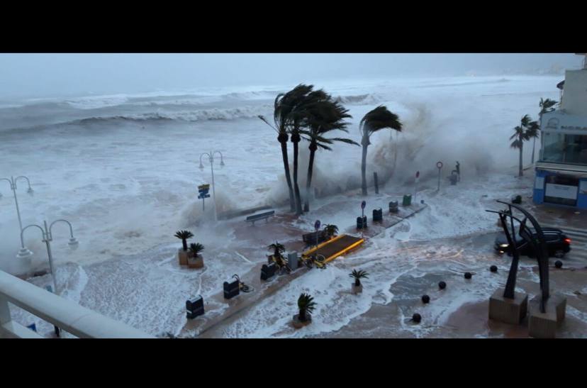 Тенерифе под ударом мощного шторма На юге канарского острова Тенерифе в канун 9 ноября произошла трагедия из за мощного шторма с гигантскими волнами Высота волн достигала 4 метров при сильном ветре Волны смыли с пляжей в море по меньшей мере 10 человек В результате погибли три человека 79 летняя туристка из Нидерландов 43 летний испанец и ещё один мужчина личность которого пока не установлена Кроме того одна женщина умерла от сердечного приступа когда волна унесла её в море Ещё 15 человек получили травмы различной степени тяжести Спасательные службы проводили операции по реанимации спасению и транспортировке пострадавших Вертолёты участвовали в экстренной эвакуации с воды Власти Канарских островов предупреждали туристов и местных жителей о высокой опасности и призывали воздерживаться от пребывания в опасных зонах однако некоторые отдыхающие игнорировали предупреждения Причиной такой небывало высокой волны на юге Тенерифе стал мощный циклон который обрушился на Канарские острова