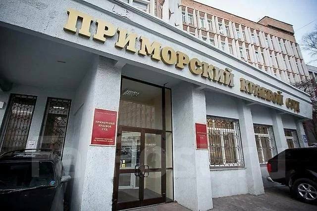 В Приморском краевом суде рассмотрено уголовное дело в отношении жителя Владивостока, который заживо сжег свою сожительницу Приморским краевым судом провозглашен приговор в отношении жителя города Владивостока, которого ранее присяжные сочли виновным в убийстве, совершенном с особой жестокостью, общеопасным способом. На основании доказательств, представленных государственным обвинителем прокуратуры края, присяжные единодушно сочли доказанным, что в июле 2020 года, находясь в квартире на острове Русский, мужчина в ходе совместного распития спиртного поссорился со своей сожительницей. В ходе конфликта облил ее горючей жидкостью и поджег. Мужчина спрятался на балконе, ожидая приезда пожарных. Пострадавшая скончалась от острого отравления продуктами горения. В результате пожара квартира стала не пригодна для проживания. Присяжными заседателями подсудимый признан не заслуживающим снисхождения. С учетом позиции государственного обвинителя прокуратуры края мужчина признан виновным в совершении преступлений, предусмотренных п. «д», «е» ч. 2 ст. 105 УК РФ - убийство, то есть умышленное причинение смерти другому человеку, совершенное с особой жестокостью, общеопасным способом, ч. 2 ст. 167 УК РФ - умышленное повреждение чужого имущества, если это деяние повлекло причинение значительного ущерба, совершенное путем поджога, общеопасным способом. Ему назначено окончательное наказание в виде 17 лет лишения свободы в исправительной колонии строгого режима с ограничением свободы сроком на 1 год. В счет возмещения ущерба с него взыскано более 800 тыс. рублей.