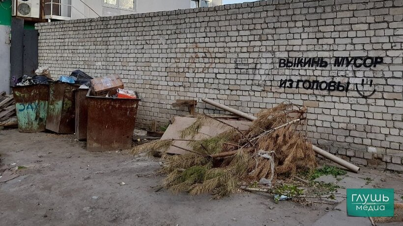 Министр В Энгельсе всего 6 контейнерных площадок оборудованы для крупных отходов В Энгельсе Саратовской области только 6 контейнерных площадок оборудованы для приема крупных бытовых отходов Об этом рассказал сегодня 3 октября министр природных ресурсов и экологии региона Константин Доронин во время совещания по вопросу вывоза мусора в Саратовской областной думе При этом в Саратове более 90 площадок могут принимать крупные отходы По области обустроен только 41 контейнерных зон лучше всего ситуация обстоит в Саратове 81 отметил Доронин По его словам чиновники просили регионального оператора Ситиматик вывозить крупные отходы 2 3 раза в неделю так как они слишком быстро накапливаются и люди начинают складывать их рядом с площадкой КГО Однако по нормативу регоператор вывозит такие отходы только раз в неделю Министр также напомнил что с 1 сентября около уличных мусорок нельзя складывать ветки Теперь это считается несанкционированной свалкой Ветки нужно вывозить отдельно и уничтожать специальными измельчителями Доронин заявил что для Кумысной поляны закуплено такое оборудование ради переработки валежника По его словам щепа пользуется популярностью у местных жителей они собирают ее с дорожек которые посыпаются измельченной древесиной Заходите на наш сайт это очень помогает редакции   glush media news view id 4439
