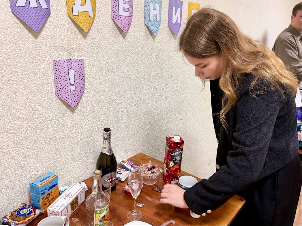 Следователи криминалисты управления по Саратовской области провели практическое занятие для общественных помощников следователей Следователи криминалисты следственного управления по Саратовской области провели практическое учебное занятие для общественных помощников следователей на базе криминалистического класса следственного управления В рамках обучения криминалисты воссоздали место совершенного убийства и продемонстрировали алгоритм работы следственно оперативной группы при расследовании подобных преступлений Участникам показали как проводится осмотр места происшествия фиксация обстановки поиск и изъятие следов и вещественных доказательств Общественные помощники получили возможность самостоятельно отработать навыки работы с криминалистической техникой ознакомиться с порядком составления процессуальных документов и оценкой значимых объектов обнаруженных на месте происшествия Практическая форма занятия позволила участникам почувствовать специфику расследования тяжких преступлений и увидеть профессиональную работу следователей изнутри подписаться на Следком 64 в MAX подать обращение