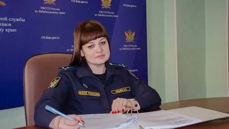 Пострадавшая в авиакатастрофе жительница Забайкалья через приставов добилась страховых выплат от авиакомпании После крушения страховая компания сразу выплатила пострадавшей миллион и 44 тысячи рублей это было обязательное страхование Но этого по мнению женщины было мало Она заявила что перенесла не только травмы но и потеряла багаж не могла работать и лечилась из за чего лишилась заработка Свой моральный вред она оценила в целых 10 миллионов рублей и хотела получить эту сумму с двух ответственных компаний Также она требовала вернуть ей более 253 тысяч рублей потерянного заработка 70 5 тысяч рублей за лечение и почти 156 тысяч рублей за пропавший багаж Фото пресс служба УФССП России по Забайкальскому краю   Подписаться на sibnovosti ru предложить новость