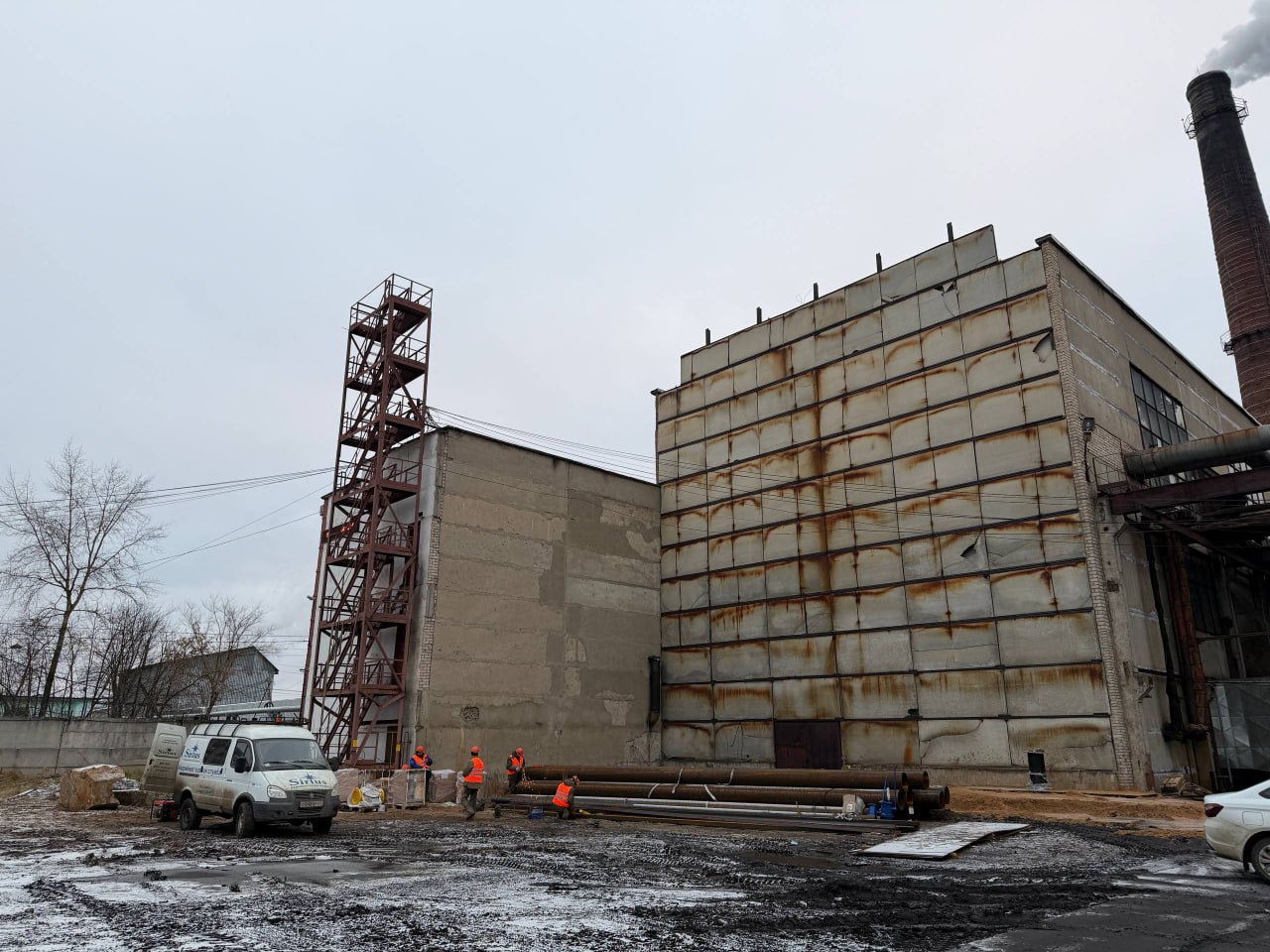 Шарьинскую ТЭЦ модернизируют к следующему отопительному сезону Такую задачу поставил губернатор Сергей Ситников во время выездного совещания Проект является ключевой частью газификации северо востока области Сегодня отопление от ТЭЦ в Шарье является самым дорогим в регионе ежегодные затраты на топливо и компенсации превышают 800 млн рублей Переход на газ позволит снизить расходы примерно на 300 млн рублей как показал опыт Мантурова Сейчас работы идут по двум направлениям модернизация водогрейного котла строительство новой котельной Губернатор потребовал синхронизировать этапы чтобы к началу сезона город получил современную и экономичную систему теплоснабжения