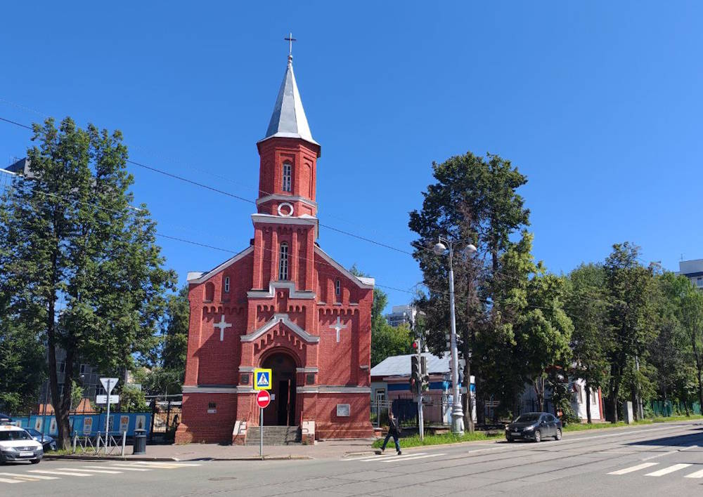 Готический сквер в Перми планируется открыть в августе В Перми продолжается строительство сквера в готическом стиле. Это будет общественный сквер с площадкой для камерных концертов. Он будет располагаться возле Лютеранской церкви на ул. М.Горького, 38. По задумке проектировщика Оксаны Харитоновой, стиль сквера будет подчеркивать архитектуру храма. Также в сквере планируется нанести граффити на небольших постройках с изображением исторических готических построек сада. Первым этапом благоустройства стала весенняя санитарная обрезка старовозрастных деревьев – здесь растут липы, дуб и сирени, которые при строительстве сквера будут сохранены. Сейчас на территории будущего готического сквера идет строительство дорожек и площадок, озеленение будет выполняться после этих работ. Как сообщила Оксана Харитонова, работы планируется завершить к 25 августа. >