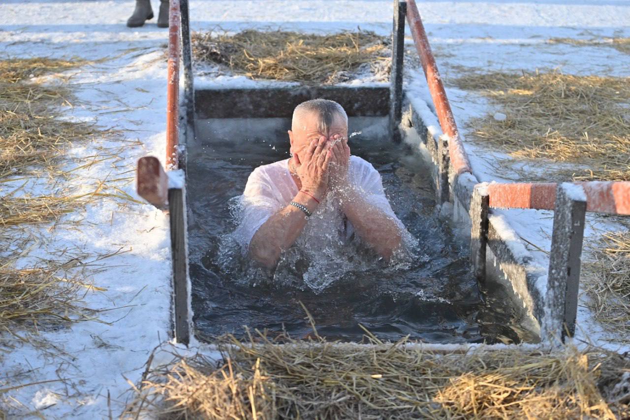 Уважаемые омичи приближается светлый праздник Крещения Господня Получаю вопросы о том где в городе будут оборудованы купели Отвечаю 19 января тематические мероприятия пройдут на территории парка культуры и отдыха Вокруг света в затоне реки Иртыш и на территории у храма Святого Благоверного Дмитрия Донского на территории филиала Военной академии материально технического обеспечения имени генерала армии А В Хрулева В парке Вокруг света на базе клуба закаливания и зимнего плавания Моржи планируется оборудование трех купелей с деревянными сходнями и установка трех палаток для переодевания Купания запланированы с 10 00 до 22 00 На территории филиала военной академии окунуться в воду можно будет с 9 00 до 00 00 в трех искусственных купелях Здесь также будут установлены теплые палатки Подчеркну в местах крещенских купаний будет организовано дежурство сотрудников органов правопорядка спасателей медиков и волонтеров Также хочу напомнить что перед тем как принять участие в довольно экстремальной затее стоит посоветоваться с врачами и трезво взвесить свои физические возможности