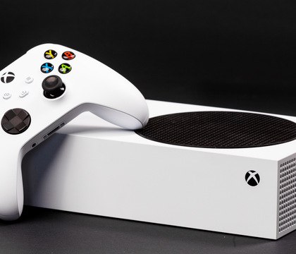 Microsoft может отказаться от выпуска новой Xbox SneakersSO Инсайдер SneakersSO принес дурные вести для фанатов Xbox Источник сообщает что следующая игровая консоль Microsoft может не выйти поскольку игровое подразделение компании подумывает сосредоточить усилия на издании игр Xbox Next по словам SneakersSO превратилась из конкретных планов в проект с подвешенным состоянием то есть компания уже не уверена на 100 стоит ли выпускать новую консоль