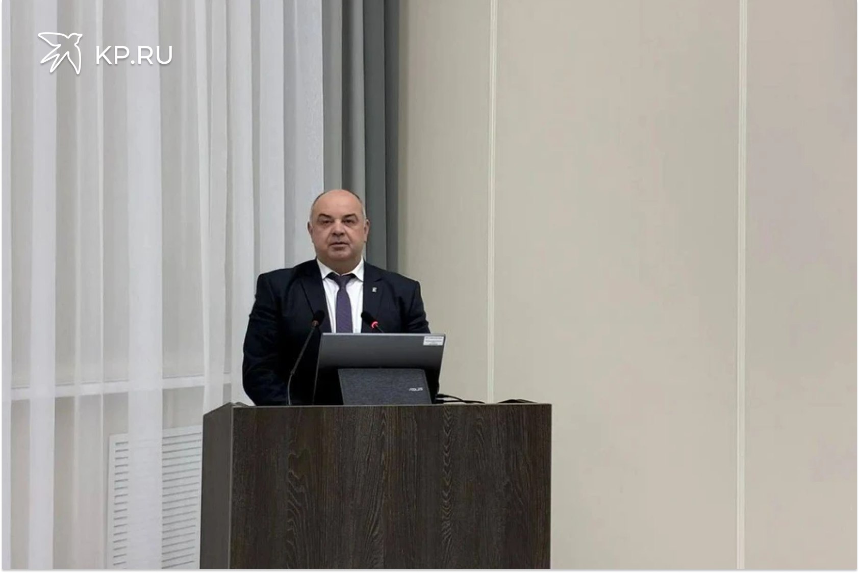 Сергей Ершов избран главой Репьевского района Воронежской области Совет народных депутатов Репьевского района избрал нового главу муниципального образования Им стал Сергей Ершов который ранее возглавлял администрацию этого же района Решение было принято на сессии в понедельник 22 декабря Кандидатуру Сергея Ершова подавляющим большинством голосов поддержали депутаты районного Совета За проголосовали 17 депутатов из 18 присутствовавших Согласно законодательству срок полномочий новоизбранного главы составит 5 лет К исполнению своих обязанностей он приступит в день официального назначения Сергей Ершов имеет значительный опыт управленческой работы в Воронежской области С 2017 года занимал различные должности в администрации Каменского района В 2022 году был избран главой Каменского городского поселения С 2023 года возглавлял администрацию Репьевского муниципального района