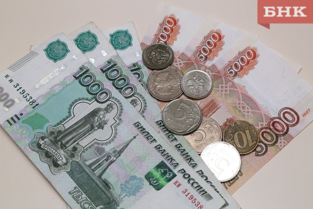 Комистат: средняя начисленная зарплата в республике приблизилась к 95 тысячам рублей Служба статистики подсчитала, что в апреле этого года средний по республике размер зарплаты составил около 95 тысяч рублей. Однако после вычета подоходного налога сумма превращается в 82,6 тысячи. Больше всех в Коми зарабатывают нефтяники, ученые, финансисты и айтишники.