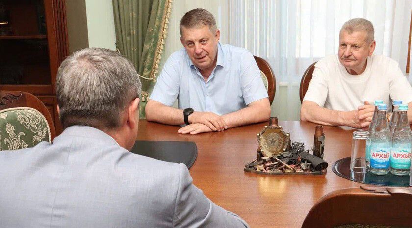 Брянская область планирует в этом году восстановить в Брянке 37 объектов — Пасечник Брянская область планирует в этом году завершить восстановление 37 объектов в подшефной Брянке. Об этом сообщил Глава ЛНР Леонид Пасечник по итогам встречи с Губернатором Брянской области Александром Богомазом. Богомаз приехал в Республику, чтобы лично проверить, как идут ремонтные работы, обсудить выполненные объемы и наметить планы на ближайшую перспективу. «С 2022 года силами шефов в Брянке отремонтировано порядка 73 кровель, в процессе — еще семь. Для решения еще одной наболевшей темы — водоснабжения — Брянская область второй год подряд ведет замену наиболее изношенных участков водоводов и канализационных коллекторов», — написал Пасечник в своем Телеграм-канале. Он отметил, что полным ходом реконструируются социа... Подробнее>>>