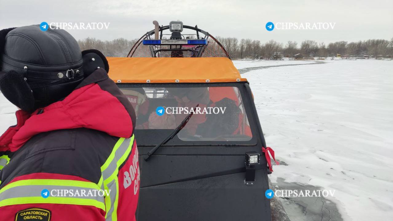 ‼ Под Саратовом двое рыбаков погибли при передвижении на аэросанях  В Энгельсском районе в протоках реки Каюковка двое мужчин передвигались на аэросанях по неокрепшему льду и попали в полынью -  областная служба спасения. В результате происшествия один мужчина погиб, а второй утонул. Водолазы ведут поиски утонувшего мужчины.   Обстоятельства произошедшего устанавливаются.  Фото: ЧП Саратов    Прислать новость