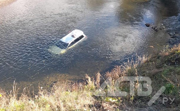 "Плывущий" по реке автомобиль заметили сахалинцы по дороге на Быковские пороги  Странную картину наблюдали сахалинцы 13 октября в Долинском районе. Иномарка ушла под воду по крышу, рядом людей в тот момент не было.  Детали произошедшего уточняются.