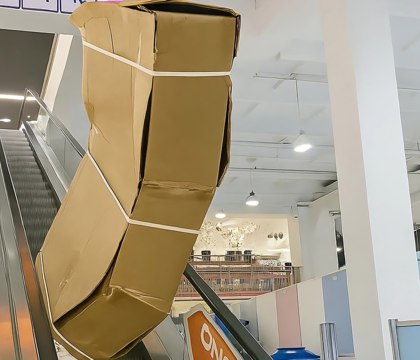 Основатель DNS рассказал как разрешилась ситуация со сломанным на эскалаторе телевизором Основатель и совладелец компании DNS Дмитрий Алексеев рассказал в своем телеграм канале чем закончилась завирусившаяся в соцсетях история со сломанным на эскалаторе дорогостоящим телевизором Ранее предприниматель кратко описал ситуацию Клиент купил в магазине большой телевизор