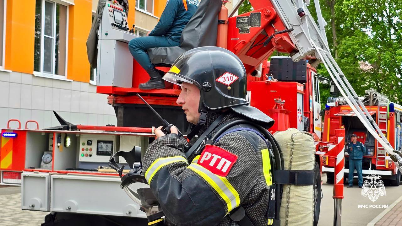 Семь пострадавших спасли огнеборцы МЧС Ставрополья на условном пожаре Краевое чрезвычайное ведомство уделяет особое внимание безопасности социальных учреждений. В рамках отработки действий при чрезвычайных ситуациях в школе № 50 города Ставрополя состоялись пожарно-тактические учения. По тактическому замыслу, в спортивном зале школы произошло возгорание из-за короткого замыкания. Администрация учреждения оперативно вызвала пожарных и начала эвакуацию. ‼ ‼ Благодаря четким действиям персонала, из здания были выведены практически все, за исключением семи условно пострадавших человек. Через несколько минут на место условного пожара прибыли расчеты 3-го пожарно-спасательного отряда МЧС России по Ставрополью. Газодымозащитники, используя дыхательные аппараты, провели разведку в задымленном помещении, нашли и эвакуировали всех людей, нуждавшихся в помощи. Удостоверившись, что внутри никого нет, пожарные оперативно ликвидировали возгорание. МЧС Ставрополья Подпишись ВК ОК Рутуб #МЧС26 #МЧССтаврополь