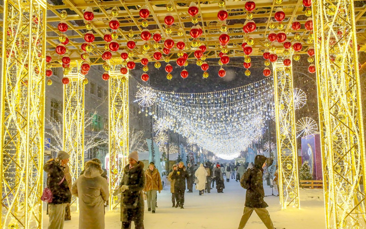 Улицу Ленина откроют для движения автотранспорта в среду 11 февраля откроют для движения автомобильного транспорта улицу Ленина которая с середины ноября прошлого года была пешеходной на отрезке от площади им Ленина до ул Советской Ограничение для движения транспорта было связано с подготовкой и празднованием Нового года Демонтаж ограждений и дорожных знаков начнут 10 февраля