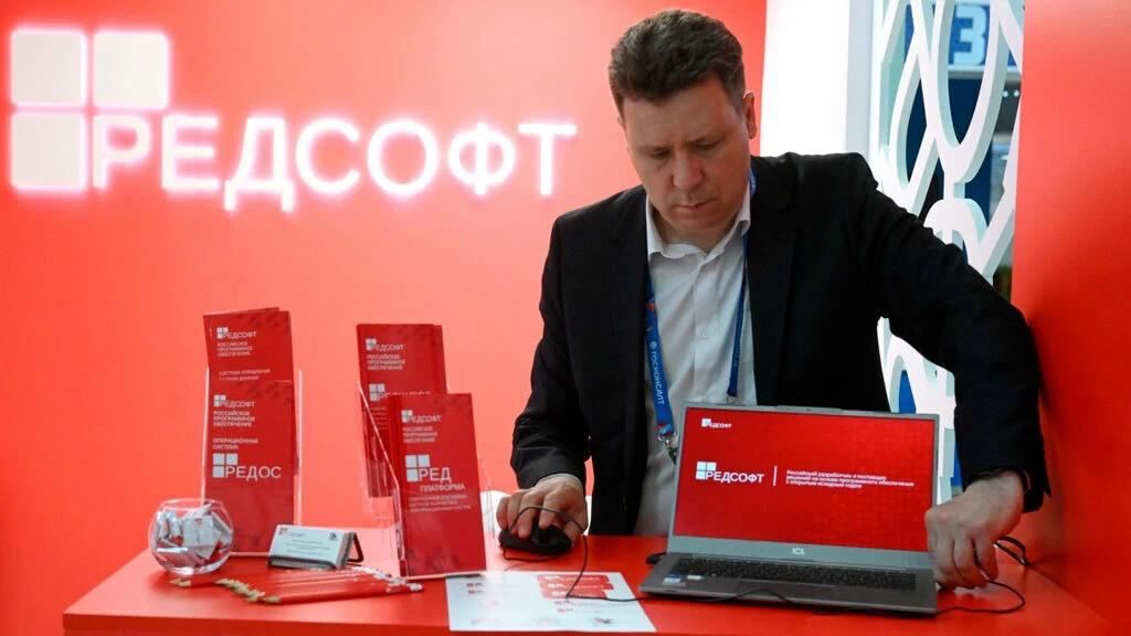 Российский разработчик «Ред софт» совместно с китайской компанией Passion займется созданием ноутбуков, планшетов, смартфонов и умных очков с дополненной реальностью на базе операционной системы «Ред ОС» и «Ред ОС М» Продажи устройств начнутся уже этим летом О создании совместного предприятия СП Red International рассказал исполнительный директор «Ред софта» и генеральный директор создаваемого СП Михаил Толпышкин Продажи устройств с «Ред ОС М» осуществляются в корпоративном секторе, уточнил он С момента старта продаж год назад продано около 10 000 устройств, рассказал Толпышкин, а в конце мая 2025 г. компания запустила продажи смартфонов «ТП Лабс» на «Ред ОС М» Стоимость устройств будет объявлена в ближайшее время в рамках выхода в розницу Он также добавил, что в планы СП входит локализация производства Толпышкин уточнил, что сейчас «Ред софт» работает с тремя компаниями – не только с «Аквариусом», но также и с Ayya принадлежит «Ростеху» и Fplus Ежедневно продается около 15–20 устройств с нашей операционной системой, спрос есть В то же время, подчеркнул он, предыдущие модели, которые компания выпускала совместно с российскими вендорами, были на «железе» семилетней давности, что значительно снижает сроки эксплуатации устройств С китайскими партнерами разрабатывается смартфон со складным экраном на процессоре Mediatek конца 2024 г. Ключевое отличие от партнерств с другими компаниями – выход именно на b2c-рынок, в то время как раньше они были ориентированы только на b2b Дизайн устройства будет произведен совместно, рассказал Толпышкин Первый магазин с устройствами компания планирует открыть в конце лета 2025 г. в ТЦ «Афимолл» === Со своей стороны жду раскладушку на РЕД ОС М и начинаю миграцию с айфончика Тест-полет с планшетом F+ Т1100 на РЕД ОС М проходит отлично Подписаться